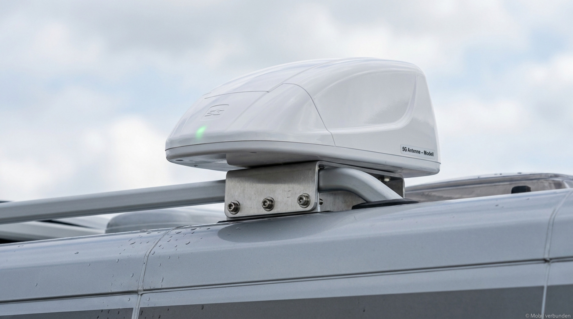Nahaufnahme einer weißen 5G-Dachantenne auf einem Wohnmobil, die saubere Installation und robuste Bauweise zeigt.