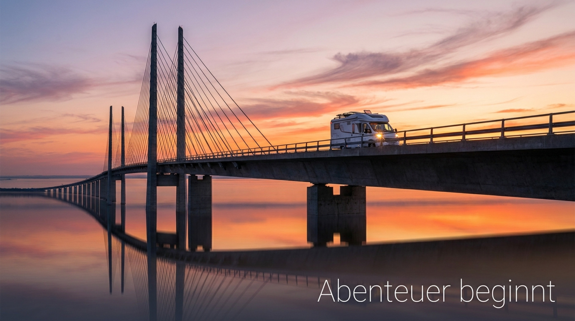 Ein Wohnmobil fährt über die Öresundbrücke bei Sonnenuntergang, mit warmem Himmel und reflektierendem Wasser, symbolisiert Reisebeginn und Abenteuer.